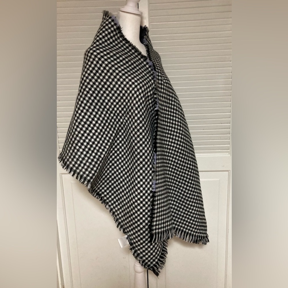 NWOT Tahari Acrylic Reversible Scarf OSFM - Picture 9 of 16